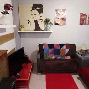  Appartement Familial Pour 1 A 5 Personnes De 42m2-rez De Chaussee-vues Sur Rue Et Patio Prive Ombrage - Sejour,chambre Separee,cuisine,salle De Bain,lit Double Et 2 Canapes Lits Depliant - Entree Cote Rue Berzelius-5 Minutes Du Metro Brocante ,bus 31,